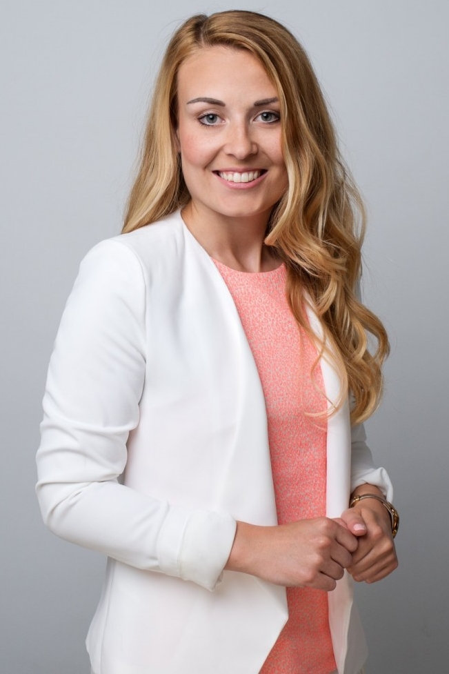 Hostess im weißen Blazer 